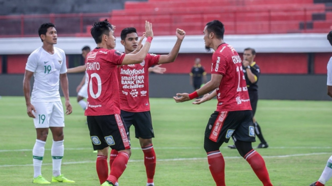 Uji coba Bali United vs Timnas Indonesia