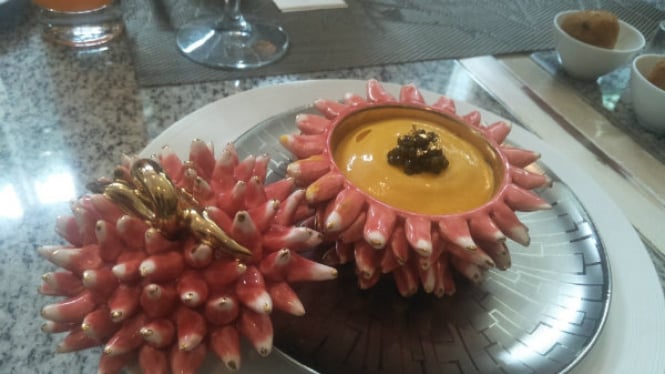 Sajian mousse bulu babi di Orient8, Hotel Mulia Senayan