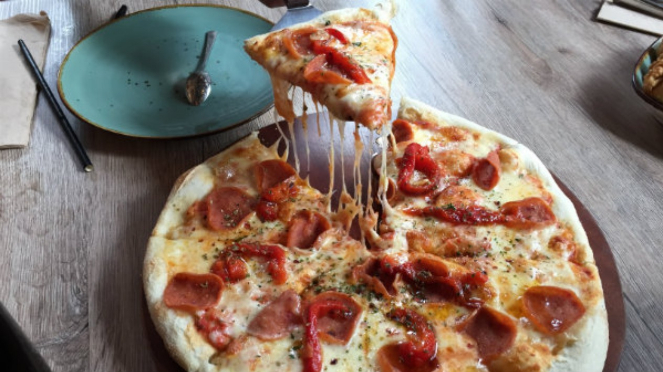 Beef Pepperoni Pizza Ala Sudestada Resto