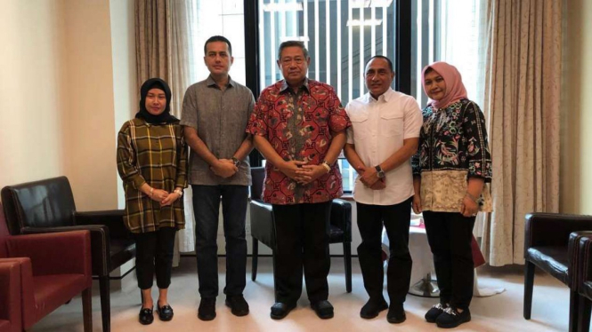 Gubernur Sumatera Utara Edy Rahmayadi bersama wakilnya Musa Rajekshah bersama Susilo Bambang Yudhoyono di National University Hospital, Singapura, pada Selasa, 19 Maret 2019.