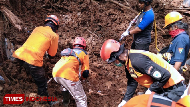 Tim pencari korban longsor tengah bekerja. (FOTO: Fajar Rianto/TIMES Indonesia)