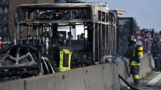 Bus sterbakar setelah menabrak tiga mobil saat pengejaran di Italia