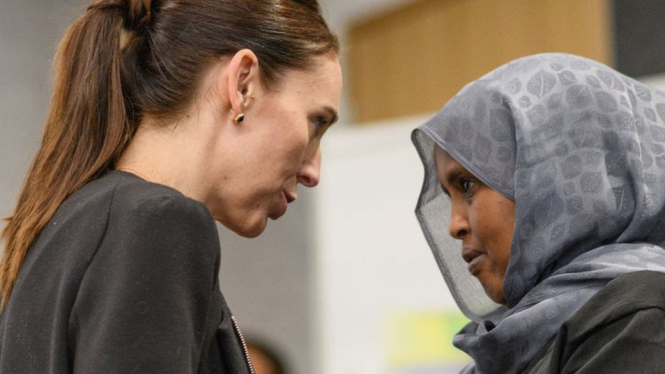 Perdana Menteri Selandia Baru Jacinda Ardern (kiri) saat menemui umat Muslim setempat-Kai Schwoerer/Getty Images