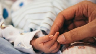 Dokter Peringatkan Bahaya Tindik Anting Pada Bayi Bisa Fatal