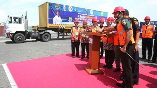 Gubernur Jawa Timur Khofifah Indar Parawansa saat melepas komoditas ekspor perta