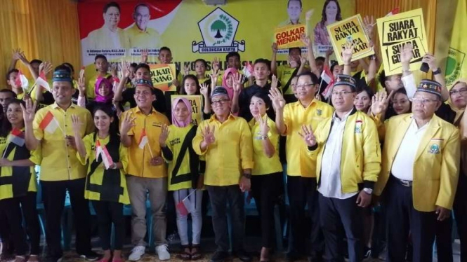 Ketua Dewan Pembina Partai Golkar, Aburizal Bakrie (tengah depan) bersama para kader Golkar di Provinsi Nusa Tenggara Timur, 21 Maret 2019.