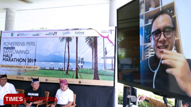 Bupati Banyuwangi, Abdullah Azwar Anas sedang melakukan panggilan video dalam konferensi pers di hotel Dialoog. (FOTO : Agung Sedana/ TIMES Indonesia)