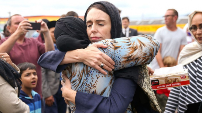 Perdana Menteri Jacinda Ardern memeluk seorang jemaah masjid di Masjid Kilbirnie (17/3) di Wellington, Selandia Baru. - Hagen Hopkins/Getty Images