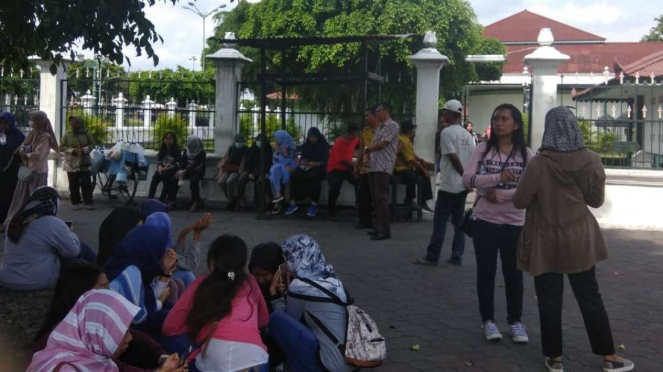Fans menunggu Suju dan TVXQ di Kraton Yogyakarta
