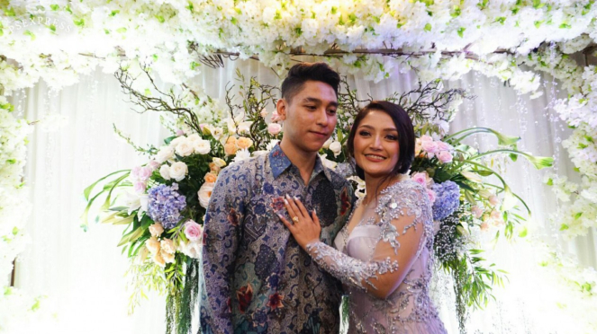 Siti Badriah bersama kekasihnya, Krisjiana Baharudin, saat lamaran 21 Maret 2019.