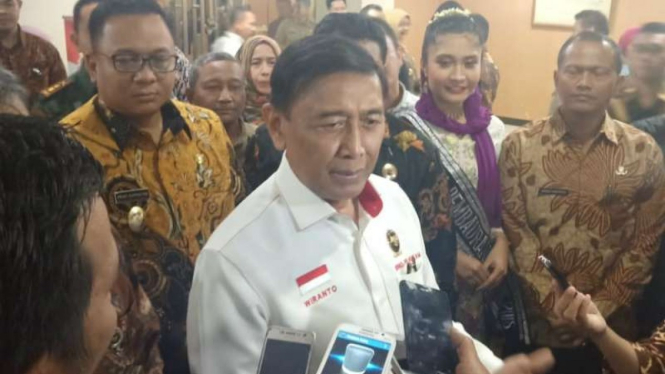 Menteri Koordinator Bidang Politik, Hukum, dan Keamanan Wiranto usai menghadiri forum koordinasi sinkronisasi antarelemen di Depok, Jawa Barat, Kamis malam, 21 Maret 2019.