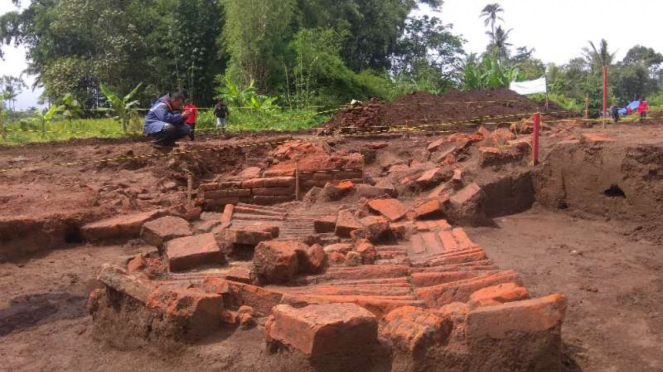 Tim arkeolog dalam proses eskavasi atau penggalian Situs Sekaran di Kilometer 37