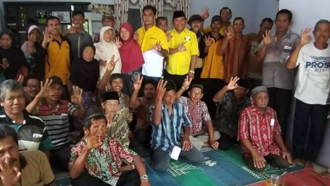 Politikus Partai Golkar, Wirendra Tjakrawerdaja menggelar doa bersama petani.