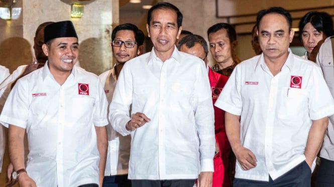 Ketua Umum Relawan Pro Jokowi (Projo) Budi Arie Setiadi (kanan).