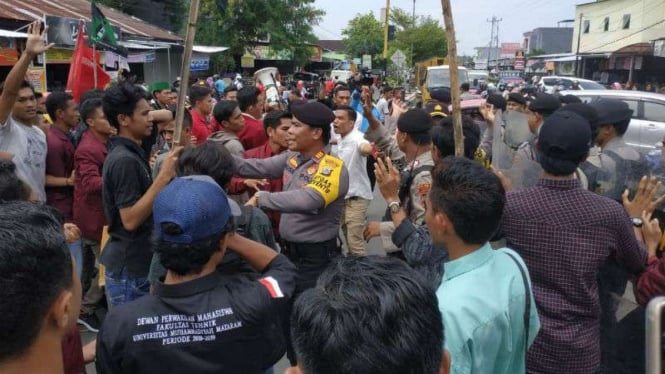 Demonstrasi menolak kedatangan Jokowi di Mataram