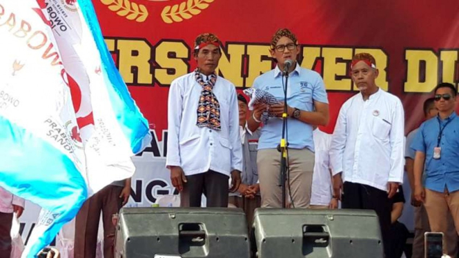 Calon wakil presiden Sandiaga Uno berkampanye di di Lapangan Tegaltirto, Kecamatan Berbah, Kabupaten Sleman, Daerah Istimewa Yogyakarta, pada Jumat, 22 Maret 2019.
