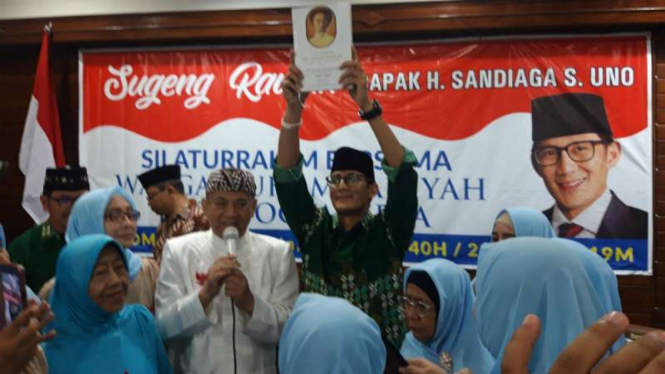 Calon wakil presiden Sandiaga Uno bersama keluarga besar Ahmad Dahlan di kantor Pengurus Daerah Muhammadiyah Kota Yogyakarta, 22 Maret 2019.