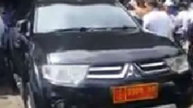 Mobil Pajero milik perwira TNI yang bawa logostik kampanye Prabowo