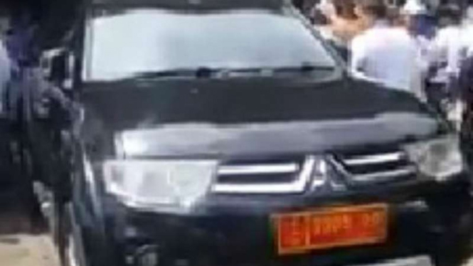 Mobil Pajero milik perwira TNI yang bawa logostik kampanye Prabowo