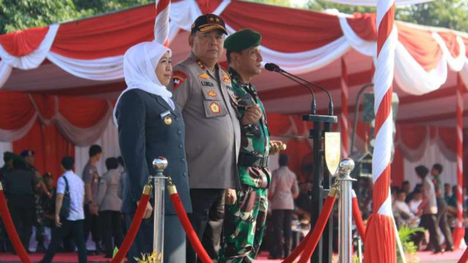 Gubernur Jawa Timur Khofifah Indar Parawansa bersama Kepala Polda dan Panglima Kodam dalam apel pasukan pengamanan Pemilu 2019 di Lapangan Markas Kodam V/Brawijaya di Surabaya, Jumat, 22 Maret 2019.