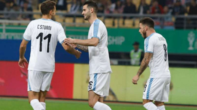 Para pemain Uruguay rayakan gol.