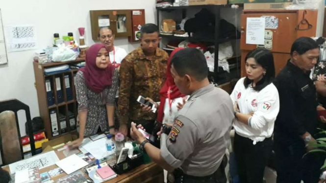 Polisi memeriksa tiga karyawan Hotel Lombok Raya, karena berswafoto atau selfie dalam acara yang dihadiri Presiden Joko Widodo di Mataram, Nusa Tenggara Barat, Jumat, 22 Maret 2019.