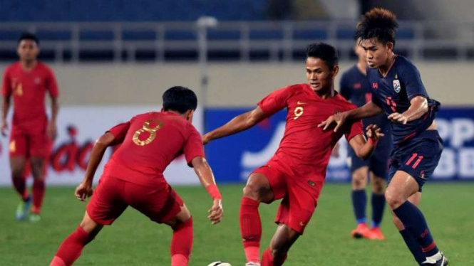 Aksi striker Timnas U-23, Dimas Drajad, di laga melawan Thailand.