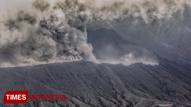 Abu Vulkanik Gunung Bromo. (FOTO: Adhitya Hendra/TIMES Indonesia)