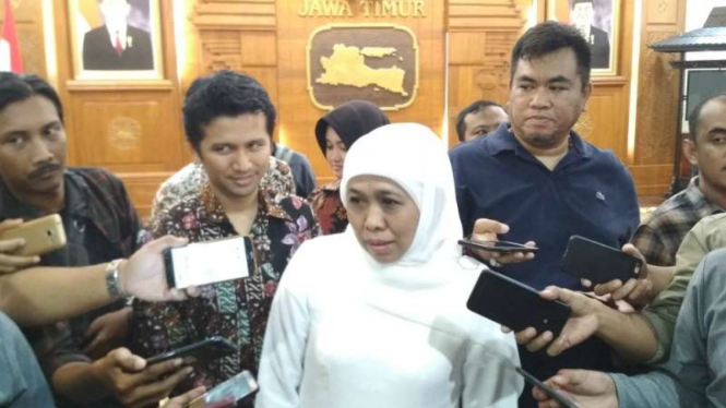 Gubernur Jawa Timur Khofifah Indar Parawansa usai acara HUT ke-39 Dekranasda di Gedung Negara Grahadi Surabaya, Jawa Timur, pada Sabtu, 23 Maret 2019.