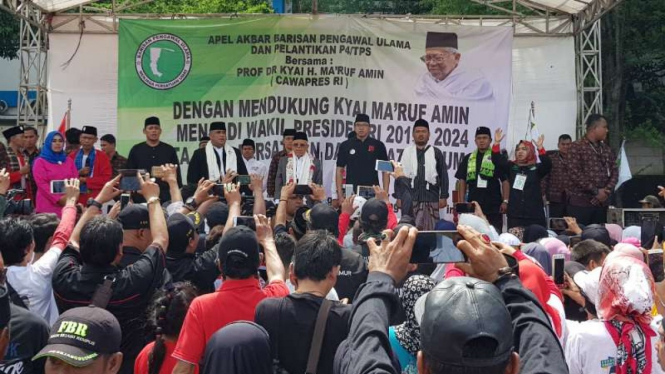 Calon wakil presiden Ma'ruf Amin di depan pendukungnya yang tergabung dalam Barisan Pengawal Ulama di Lapangan PIK Penggilingan Cakung, Jakarta, Sabtu, 23 Maret 2019.