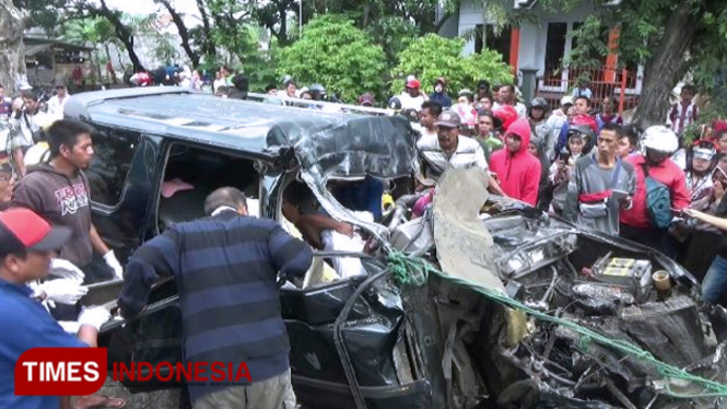 Sejumlah warga berupaya mengevakuasi para korban kecelakaan maut, yang masih berada dalam mobil Isuzu Panther, di jalur Pantura Kabupaten Probolinggo. (FOTO: Dicko W/TIMES Indonesia)