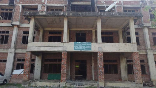 Bangunan gedung di Asrama Haji Aceh yang di bangun sejak 2013 mangkrak. 