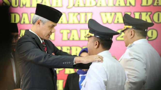 Gubernur Jawa Tengah Ganjar Pranowo melantik Wali Kota dan Wakil Wali Kota Tegal di Semarang, Sabtu, 23 Maret 2019.