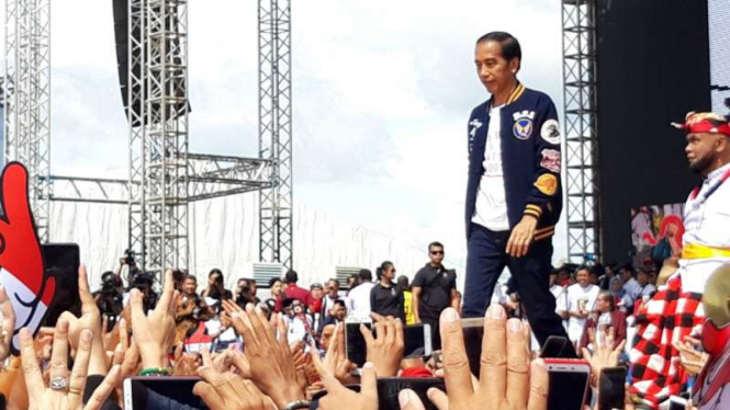 Calon presiden Joko Widodo menghadiri pertemuan Alumni Jogja untuk Satukan Indonesia di Stadion Kridosono, Kotabaru, Kota Yogyakarta, pada Sabtu 23 Maret 2019.