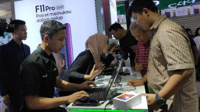 Penjualan perdana Oppo F11 Pro di ITC Roxy Mas, Jakarta, Sabtu, 23 Maret 2019.