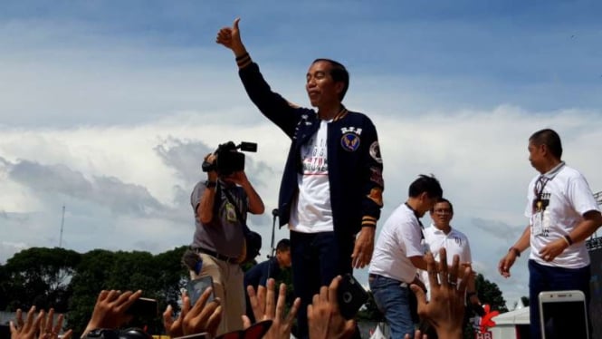 Calon presiden Joko Widodo menghadiri pertempuan Alumni Jogja Satukan Indonesia di Stadion Kridosono, Kotabaru, Kota Yogyakarta, Sabtu 23 Februari 2019.