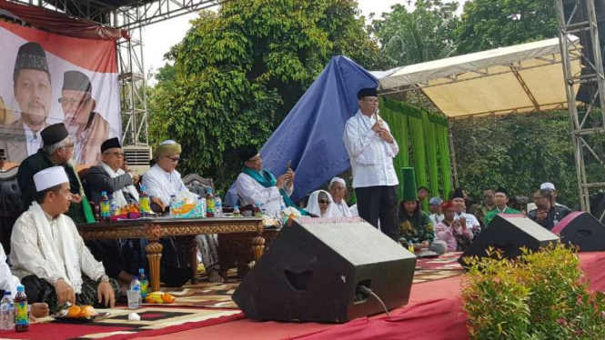 Gubernur Banten Wahidin Halim dan calon wakil presiden Ma’ruf Amin ketika menghadiri peringatan Hari Lahir Nahdlatul Ulama di Kota Tangerang, Banten, pada Sabtu, 23 Maret 2019.