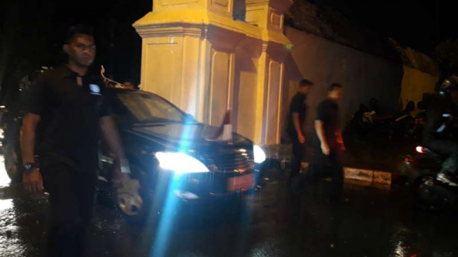Mobil kepresidenan Presiden Joko Widodo keluar dari kompleks Keraton Yogyakarta pada Sabtu malam, 23 Maret 2019.