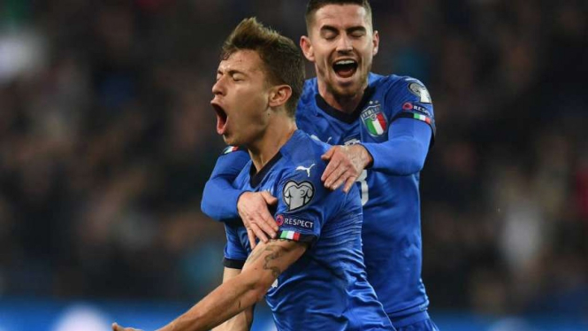 Pemain Italia rayakan gol Nicolo Barella.