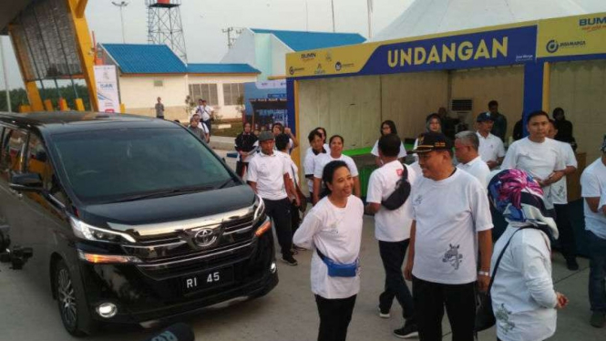 Menteri BUMN Rini Soemarno meresmpikan Tol Tebing Tinggi