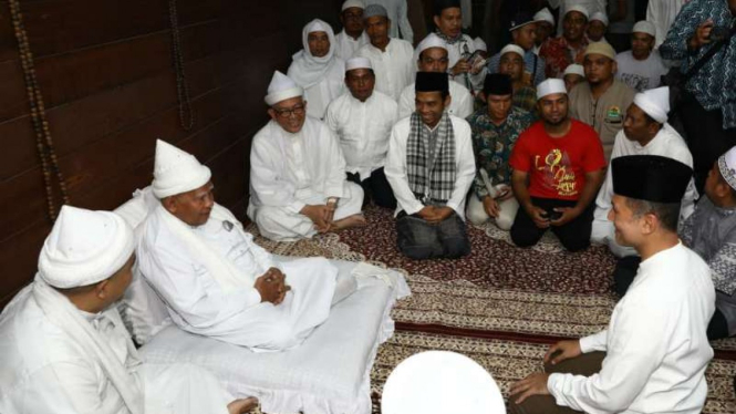 Ustaz Abdul Somad kunjungi ke Tuan Guru Babussalam X Syekh H. Hasyim Alsyarwani