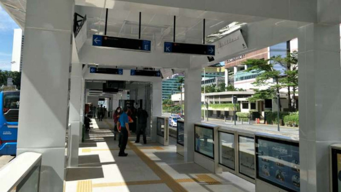 Halte TransJakarta sekaligus halte MRT di Bundaran HI