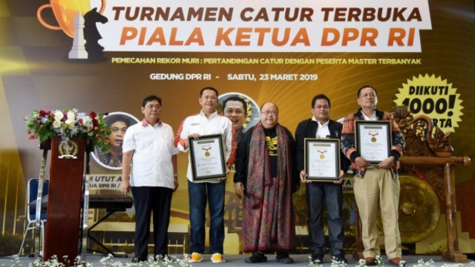 Ketua DPR RI Bambang Soesatyo menerima penghargaan Rekor dari Museum Rekor-Dunia Indonesia (MURI) yang diberikan kepada DPR RI oleh Ketua MURI Jaya Suprana atas penyelenggaraan Turnamen Catur Piala Ketua DPR Tahun 2019.
