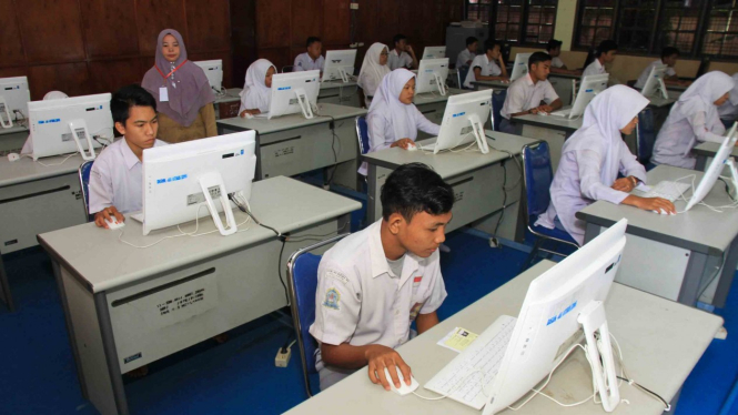 Sejumlah siswa mengikuti Ujian Nasional Berbasis Komputer (UNBK) di Sekolah Menengah Kejuruan (SMK) Negeri 1 Meulaboh, Aceh Barat, Aceh, Senin, 25 Maret 2019.