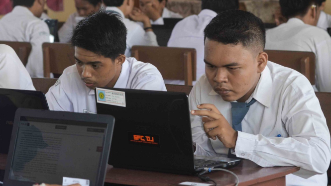 Sejumlah siswa mengerjakan soal Ujian Nasional Berbasis Komputer (UNBK) di Sekolah Menengah Kejuruan (SMK) Pariwisata Dalung, Badung, Bali, Senin, 25 Maret 2019.