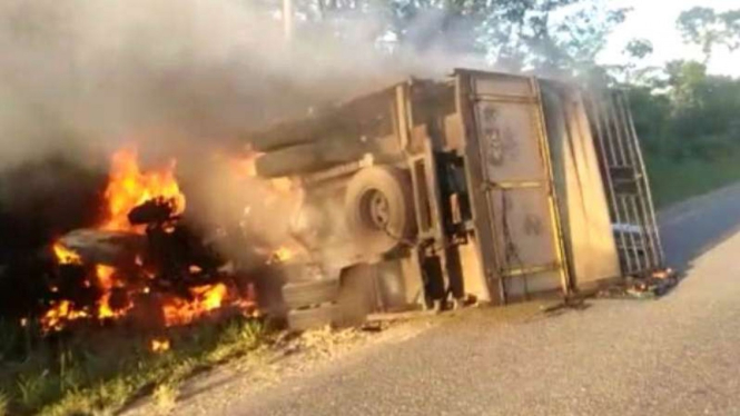 Truk terbakar setelah tabrakan dengan mobil Avanza di Jambi, Senin 25 Maret 2019