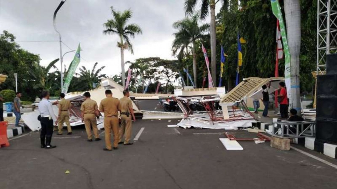 Gapura hiasan MTQ se-Banten di Tangerang roboh diterpa angin kencang