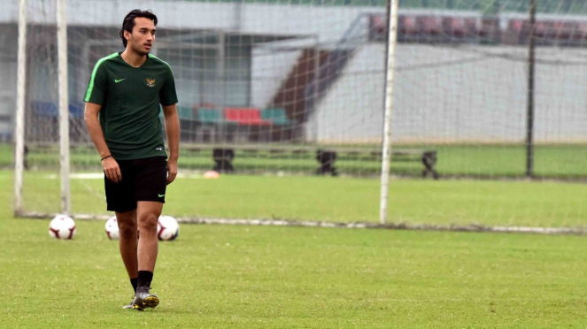 Pemain tim nasional U-23 Indonesia Ezra Walian saat mengikuti sesi latihan di lapangan Vietnam Footbal Federation (WFF), My Dinh, Hanoi, Vietnam