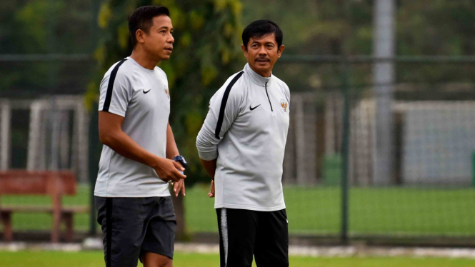 Pelatih tim nasional U-23 Indonesia Indra Sjafri (kanan) dan asisten pelatih Yunan Helmi (kiri) mengawasi latihan para pemain, di lapangan Vietnam Footbal Federation (WFF), My Dinh, Hanoi, Vietnam