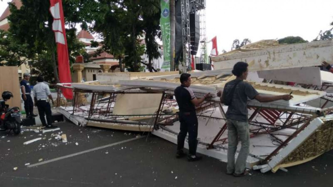 Gapura ambruk di arena Musabaqah Tilawatil Quran (MTQ) XVI Provinsi Banten.